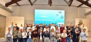 Grupo de personas aplaudiendo en la entrega de premios de los circuitos provinciales