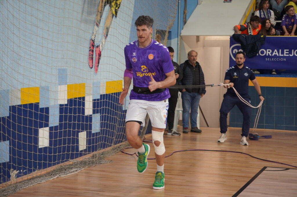 Jugador del equipo de baloncesto Palencia entrenando en la cancha.