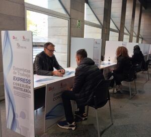 Personas participando en entrevistas de trabajo en evento de hostelería en Palencia.