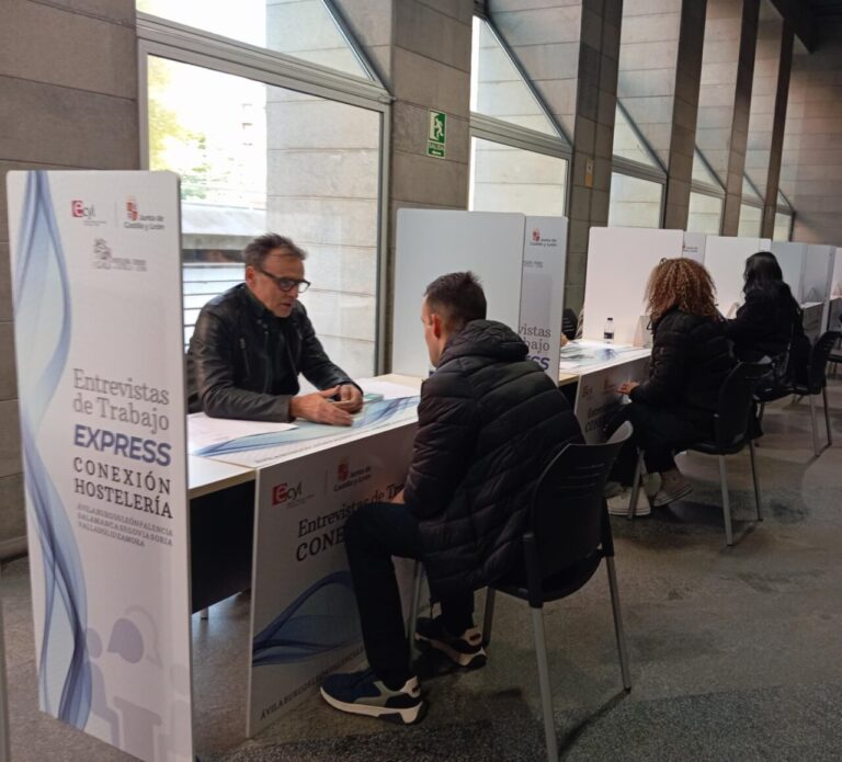 Personas participando en entrevistas de trabajo en evento de hostelería en Palencia.