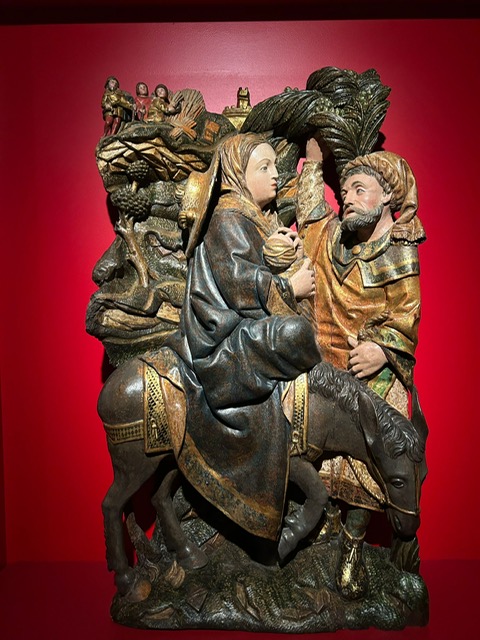 Escena de la Sagrada Familia en la huida a Egipto con detalles elaborados.