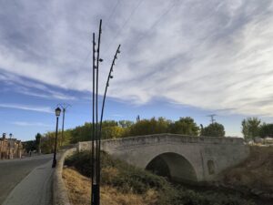 Puente de Becerril de Campos con iluminación ornamental y espigas de luz