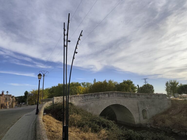 Puente de Becerril de Campos con iluminación ornamental y espigas de luz