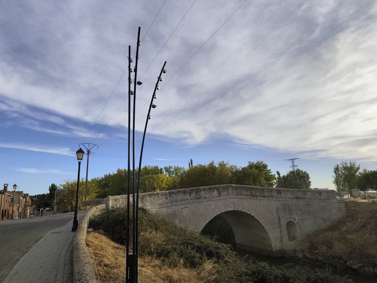 Puente de Becerril de Campos con iluminación ornamental y espigas de luz