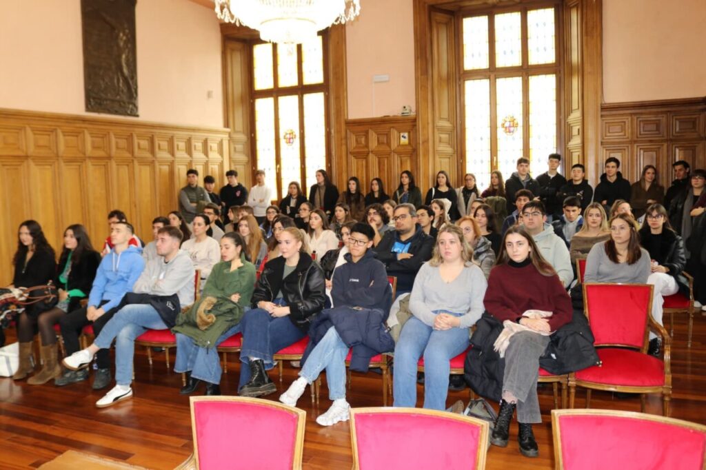 Estudiantes de Derecho en el salón de plenos del Ayuntamiento de Palencia