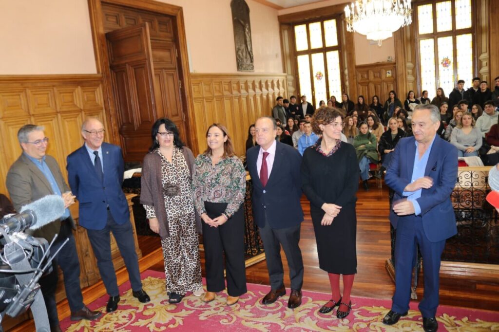 Estudiantes de Derecho en el Ayuntamiento de Palencia durante una visita institucional.