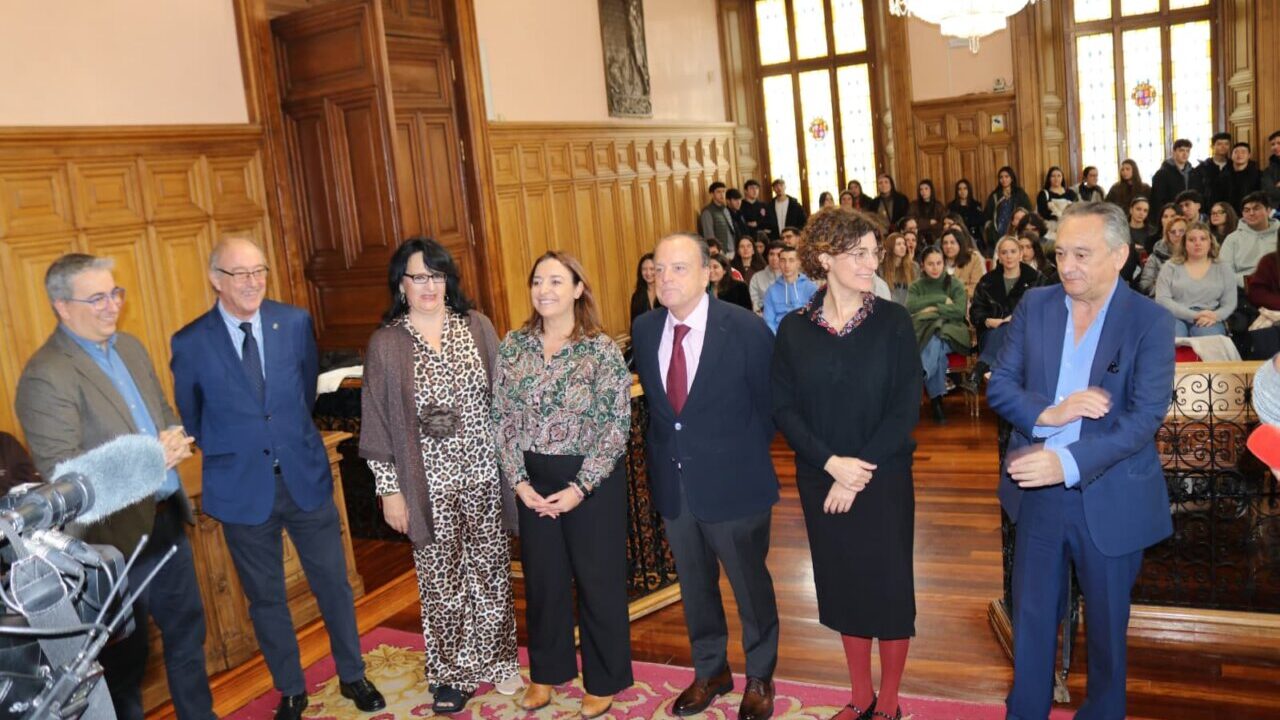 Estudiantes de Derecho en el Ayuntamiento de Palencia durante una visita institucional.