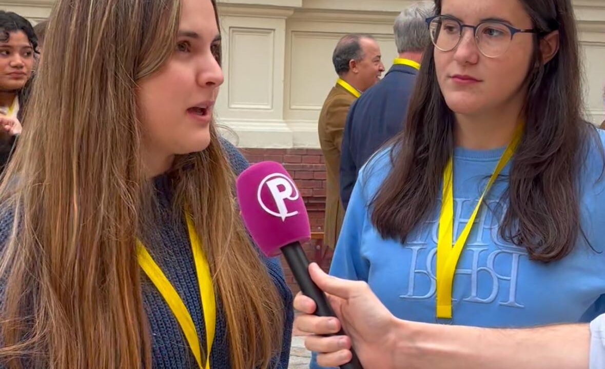 Estudiantes de periodismo de la Universidad de Valladolid durante un evento