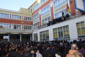 Multitud de personas reunidas en el patio de un colegio La Salle