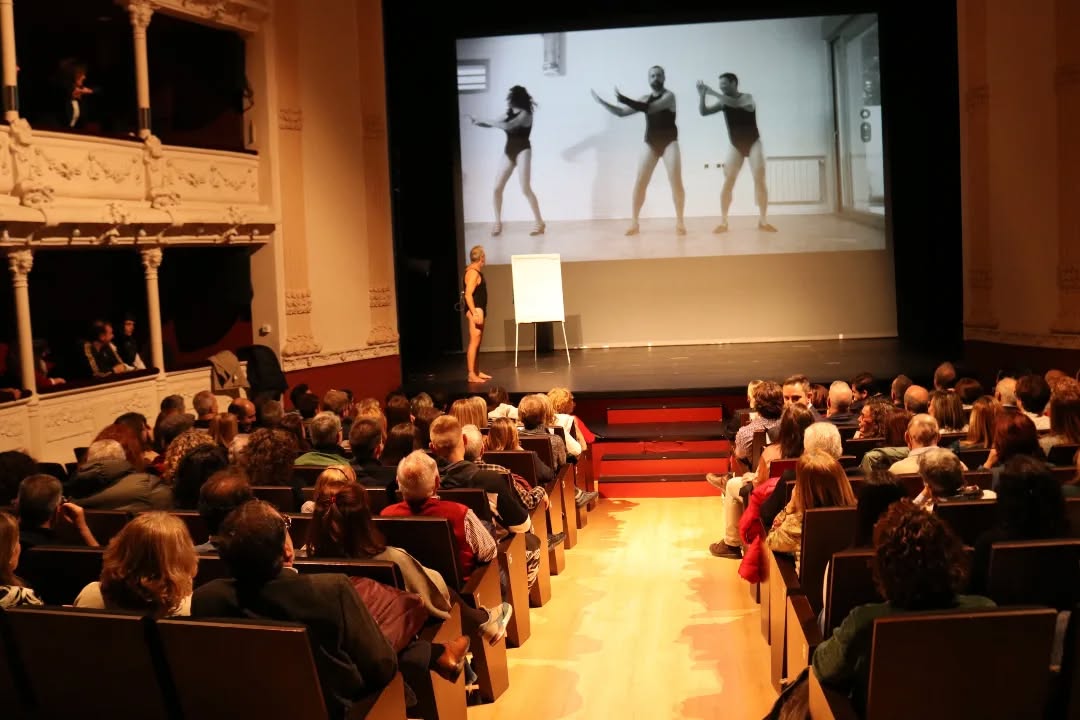 Espectáculo de danza en el Teatro Principal con público atento