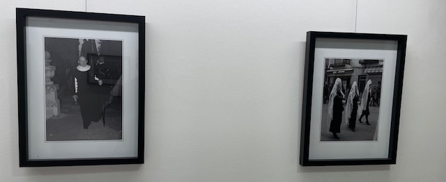 Fotografías enmarcadas de una exposición sobre Dueñas