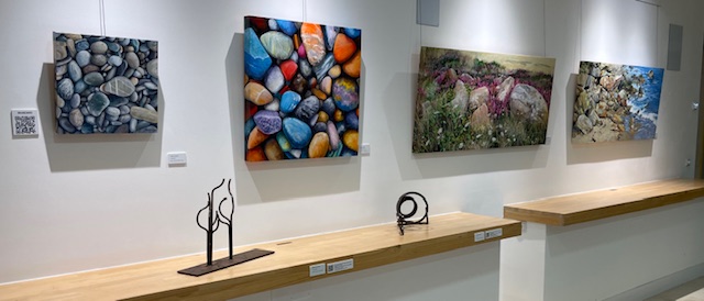 Obras de arte en la sala de exposiciones del Ateneo de Palencia.