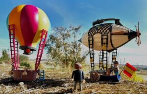 Dos globos de aire caliente de Playmobil en un paisaje al aire libre.