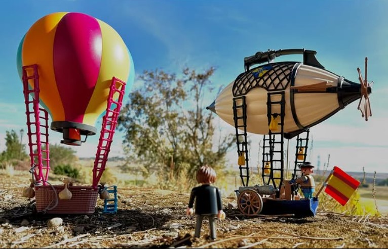 Dos globos de aire caliente de Playmobil en un paisaje al aire libre.
