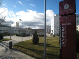 Entrada de la Facultad de Educación de Palencia con cielo nublado