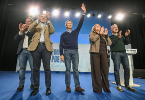 Feijóo y otros líderes del PP en un evento político aplaudiendo.