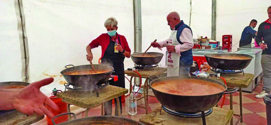 Participantes cocinando alubias en la Feria del Chef en Fuentes de Nava.