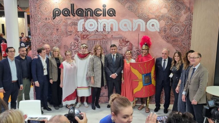 Grupo de personas en la Feria Internacional del Turismo de Interior en Palencia.