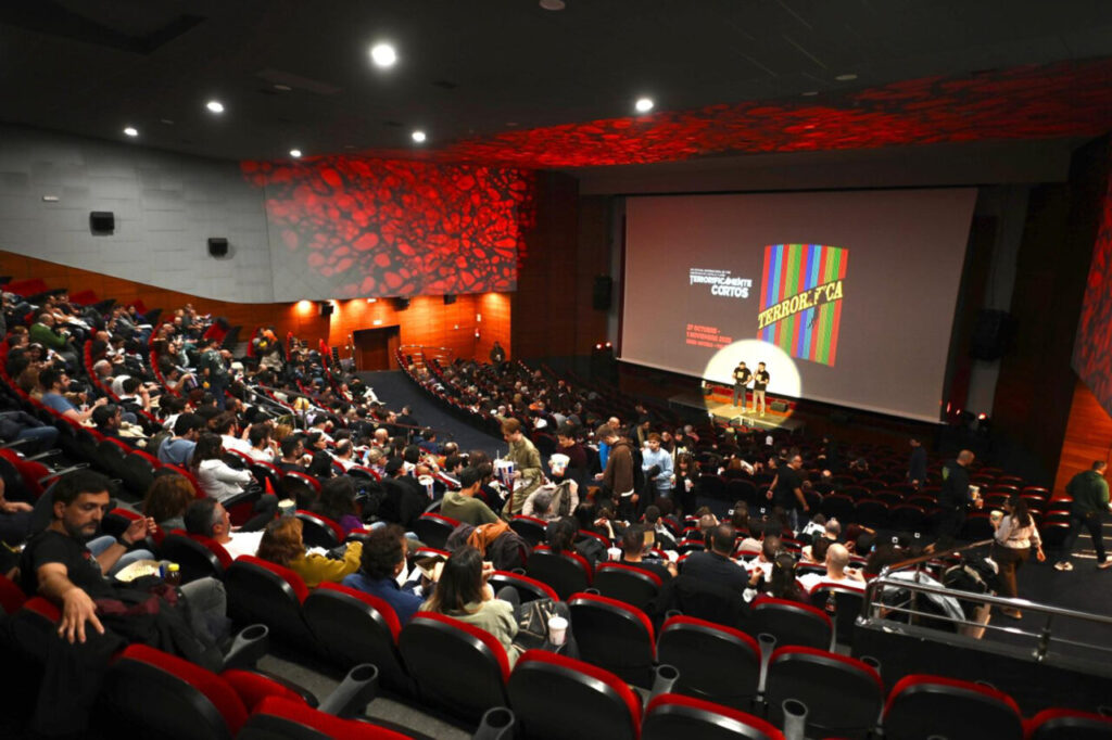 Auditorio lleno durante el festival Terroríficamente Cortos en Palencia