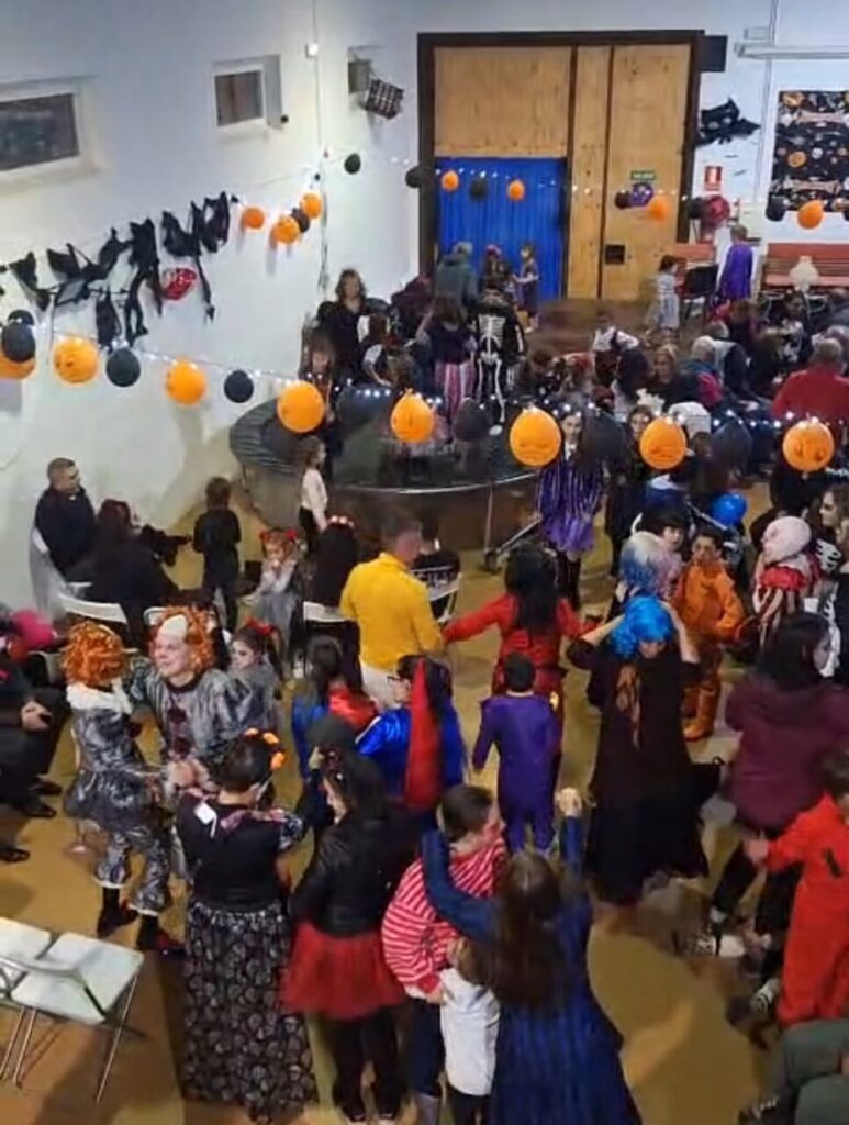 Participantes disfrazados en la fiesta de Halloween en La Nave de Husillos