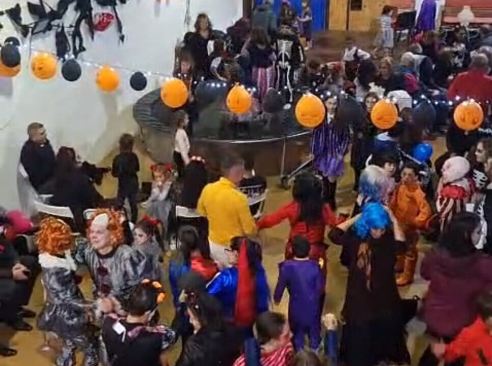 Participantes disfrazados en la fiesta de Halloween en La Nave de Husillos