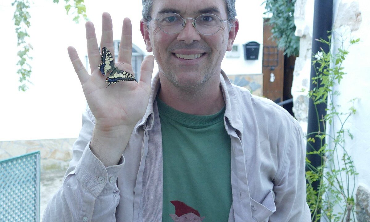 Florent Prunier sosteniendo una mariposa en su mano