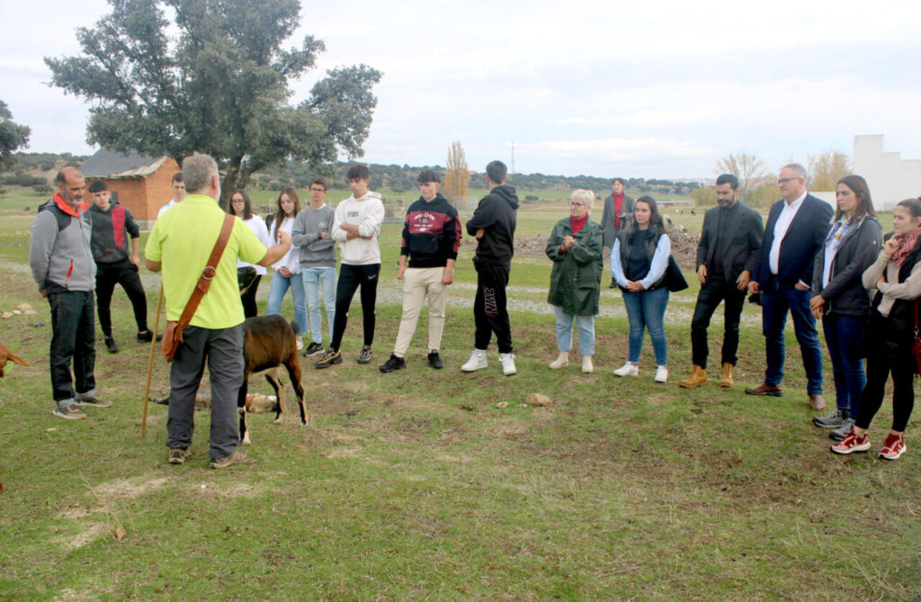 Grupo de personas en la Escuela de Pastores en Brañosera