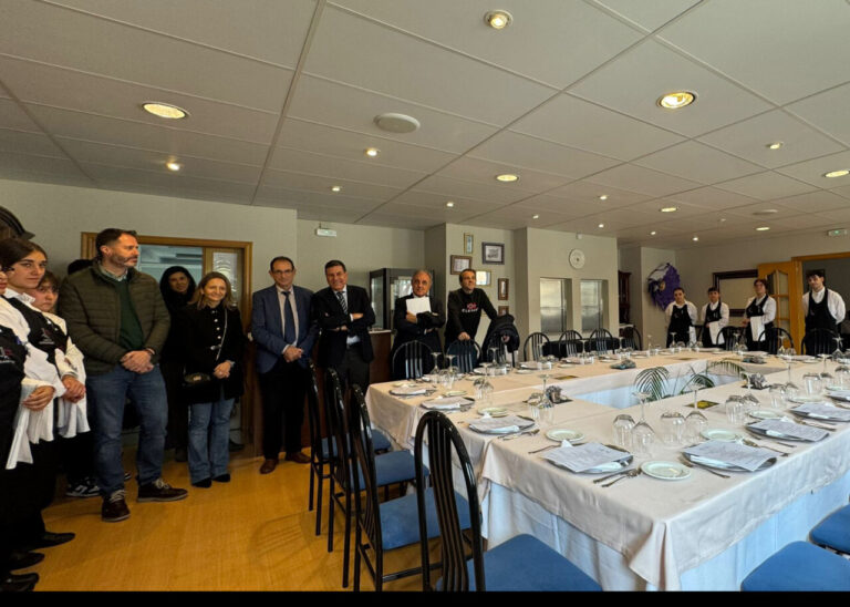 Estudiantes y profesores en el IES Virgen de la Calle durante una visita