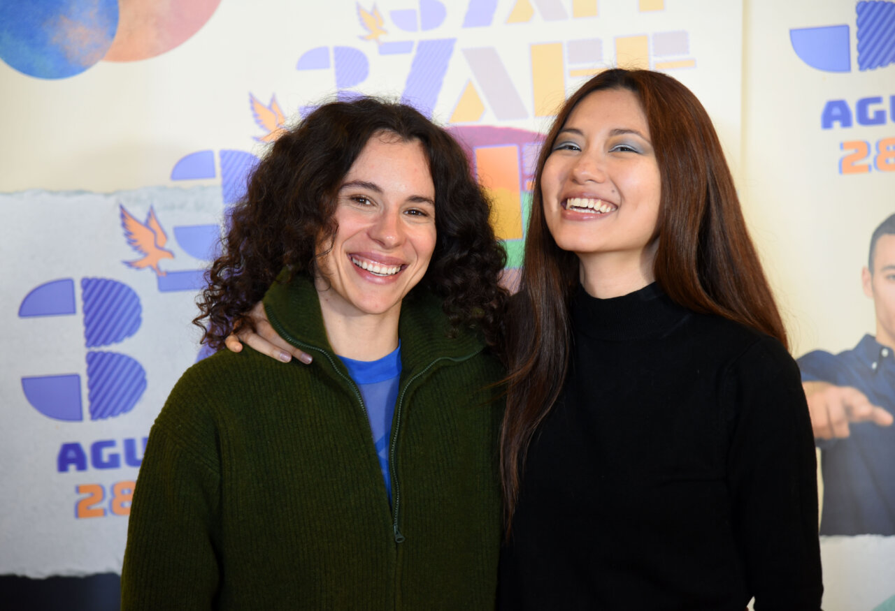 Sara Martínez y Yangxi Chen sonríen en un evento de cine