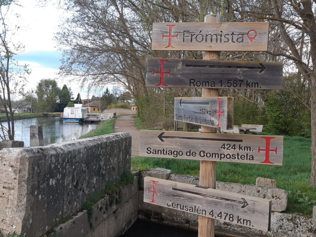 Señalización en Frómista indicando distancias a ciudades importantes