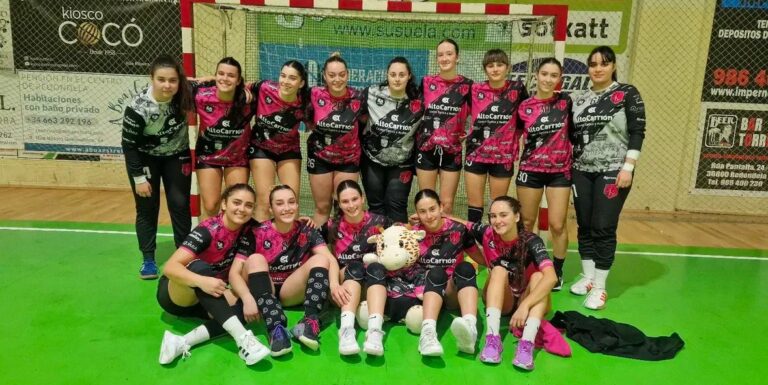 Equipo de balonmano Fuentes Carrionas posando tras el partido