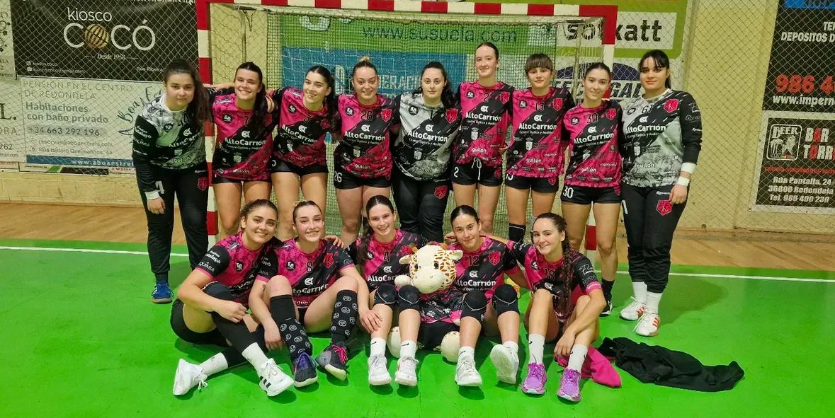 Equipo de balonmano Fuentes Carrionas posando tras el partido