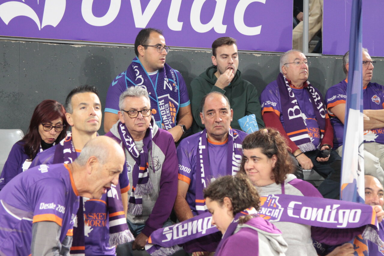Aficionados animando en un partido de baloncesto en Palencia