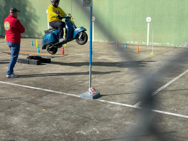 Participante saltando con una vespa en la gincana de Husillos