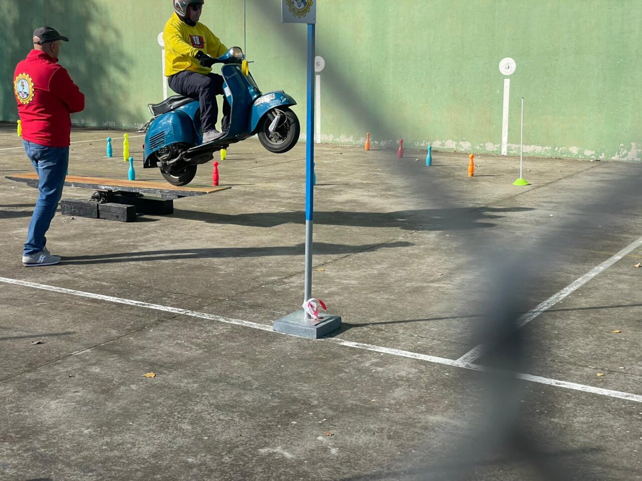 Participante saltando con una vespa en la gincana de Husillos