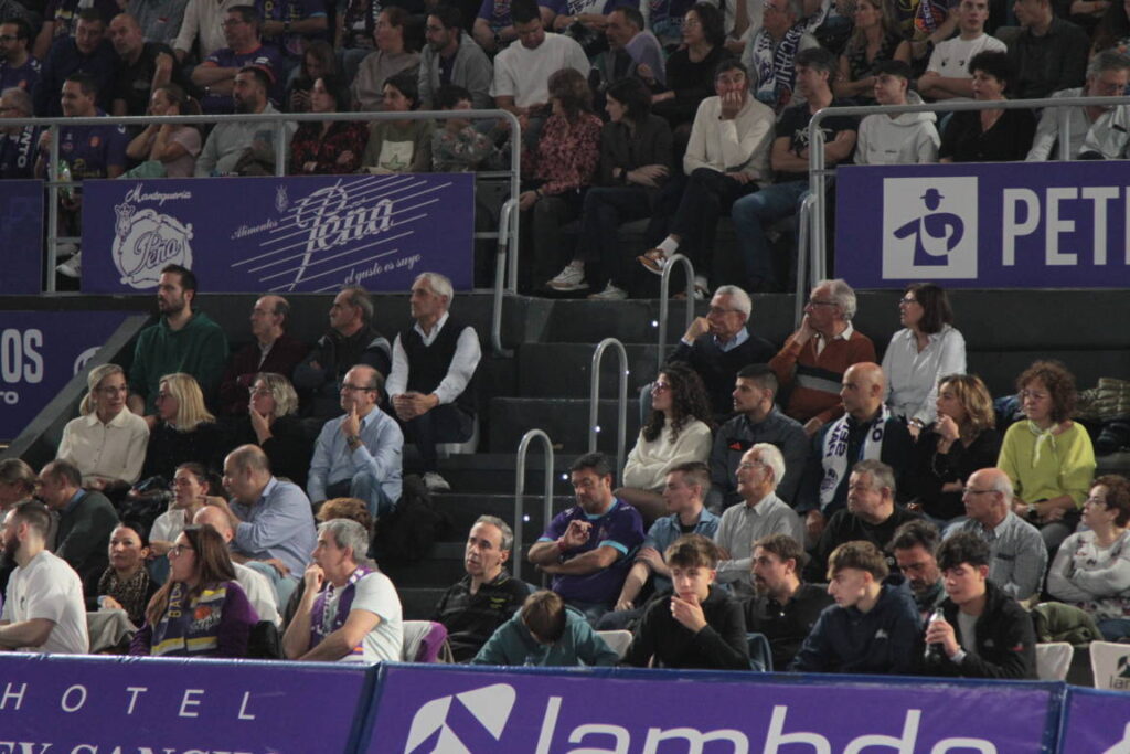 Aficionados en las gradas del Municipal de Palencia durante un partido