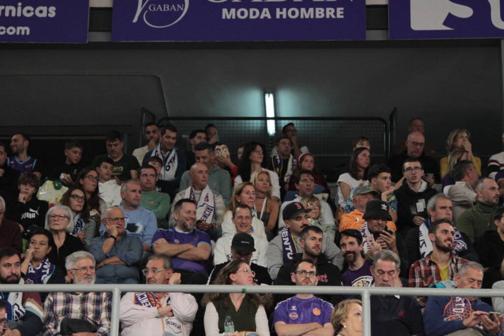 Aficionados en las gradas durante un partido de baloncesto en Palencia.