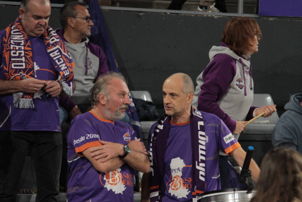 Aficionados del Súper Agropal Palencia en las gradas del partido