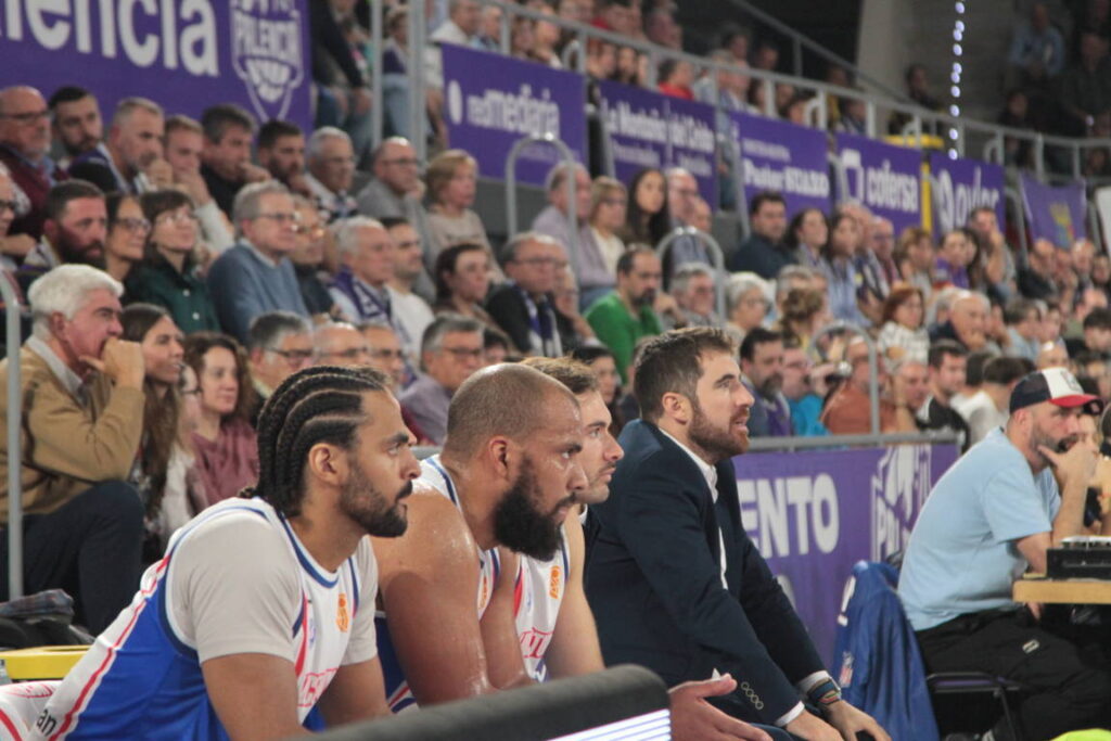 Aficionados en las gradas durante un partido de baloncesto