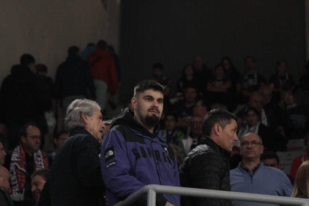 Aficionados en las gradas del partido del Súper Agropal Palencia