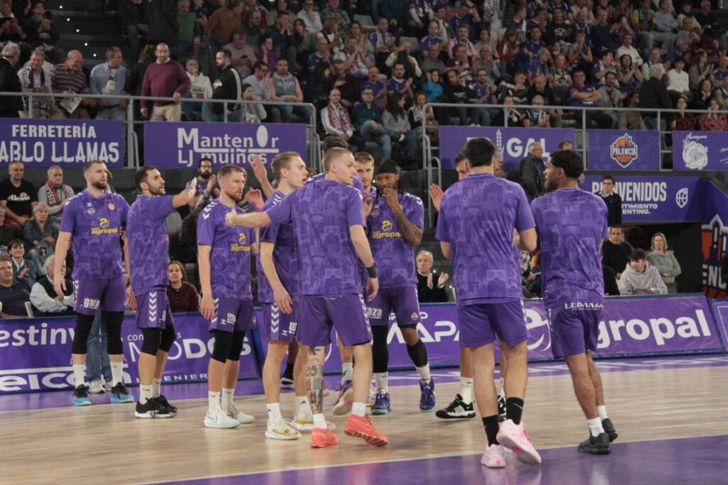 Jugadores del Súper Agropal Palencia en la cancha durante un partido