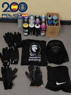 Material utilizado por jóvenes para hacer grafitis en tren