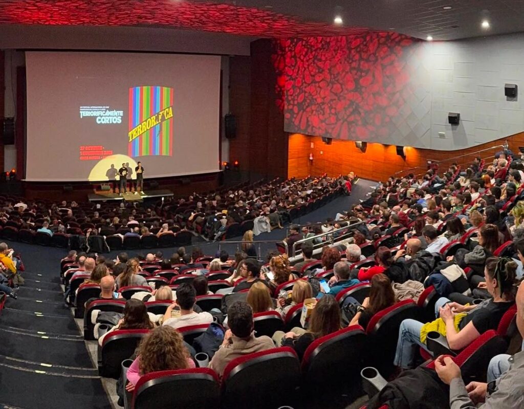 Audiencia en el cine durante el festival Terroríficamente Cortos
