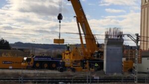 Grúa Liebherr LTM 1500 en construcción del Salto de Carnero en Palencia