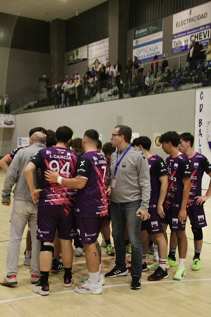 Jugadores del Grupo Palausa Balopal celebrando una victoria en balonmano