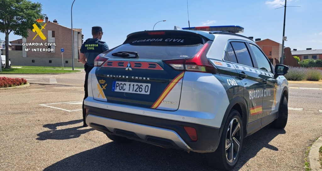 Vehículo de la Guardia Civil en una investigación sobre estafa digital