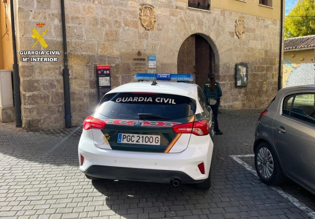 Vehículo de la Guardia Civil en Carrión de los Condes