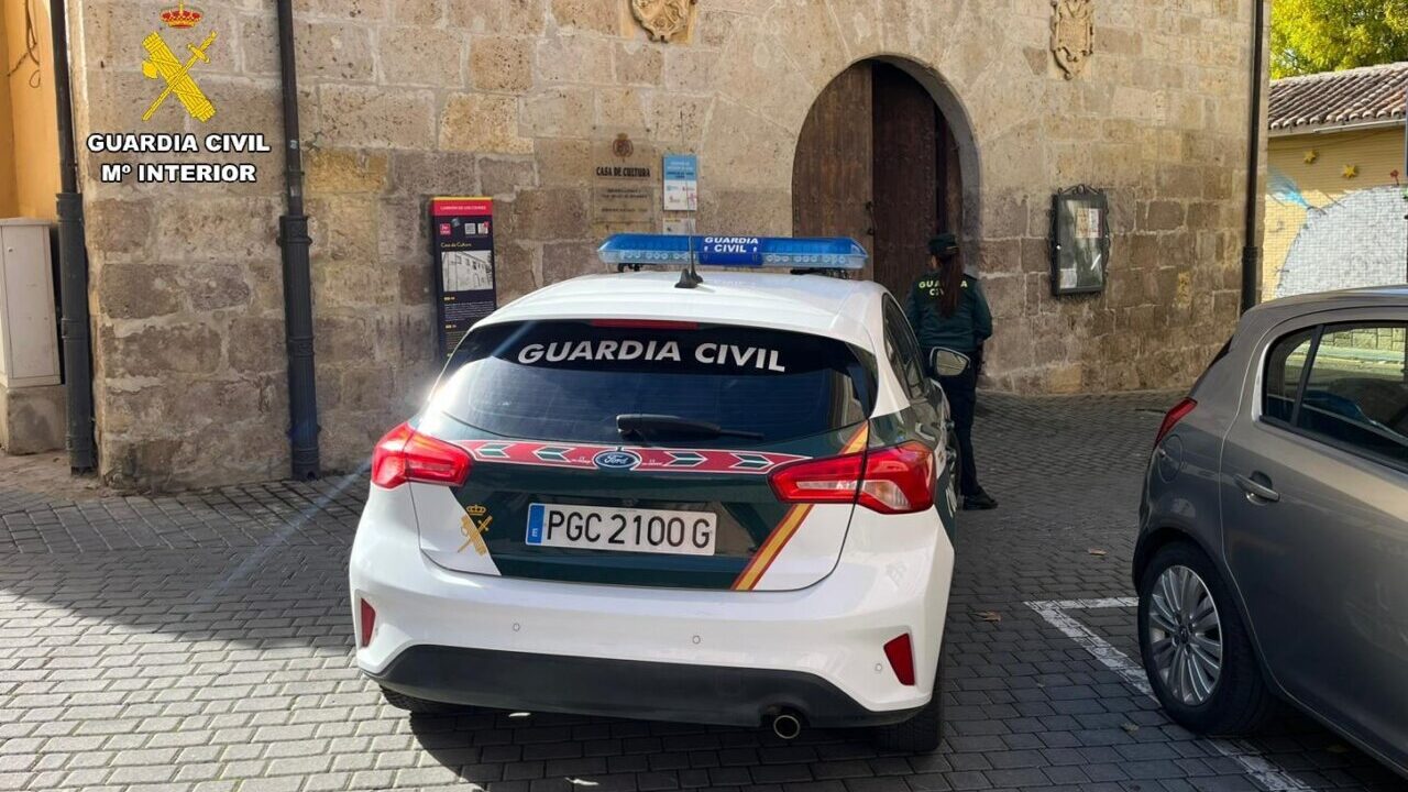 Vehículo de la Guardia Civil en Carrión de los Condes