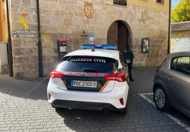 Vehículo de la Guardia Civil en Carrión de los Condes