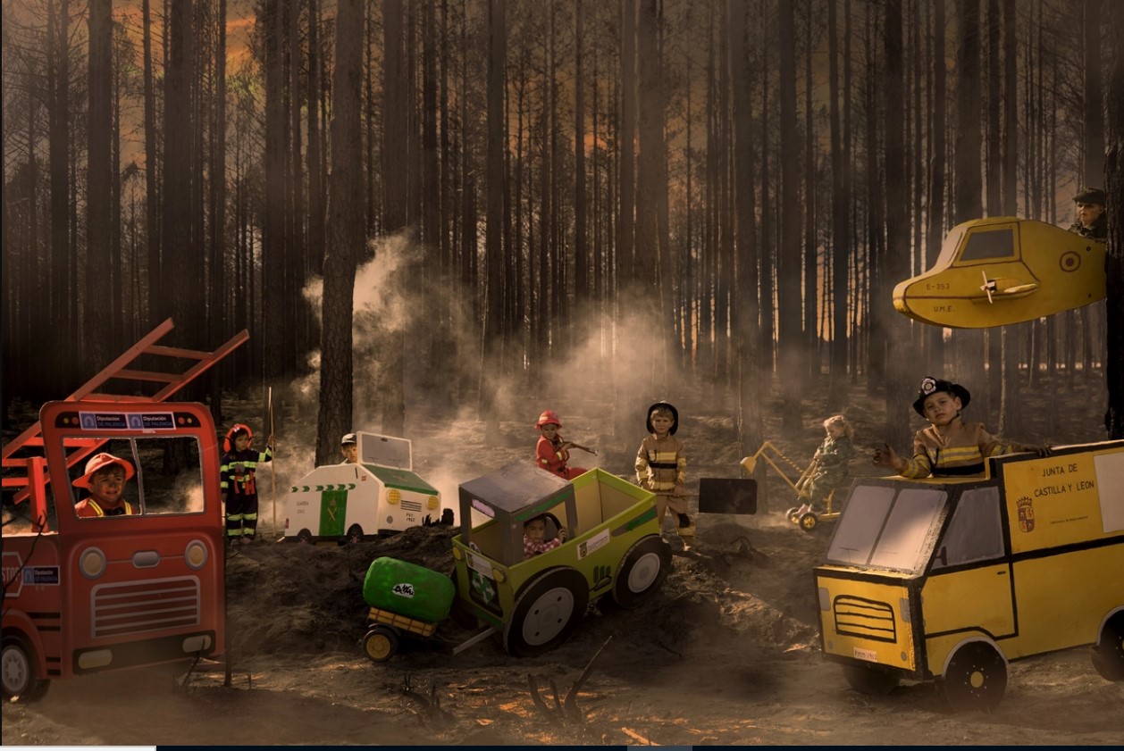 Niños recreando la lucha contra el fuego en Guardo